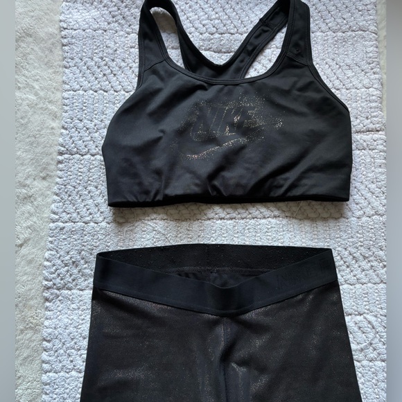 NIKE Women’s Workout Set Black/Gold Medium - Picture 5 of 11